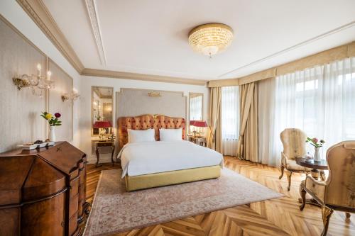 达沃斯Hotel Flüela Davos - The Unbound Collection by Hyatt的一间卧室配有一张床、梳妆台和书桌