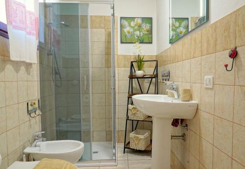 阿尔盖罗花卉别墅旅馆的一间带水槽和淋浴的浴室