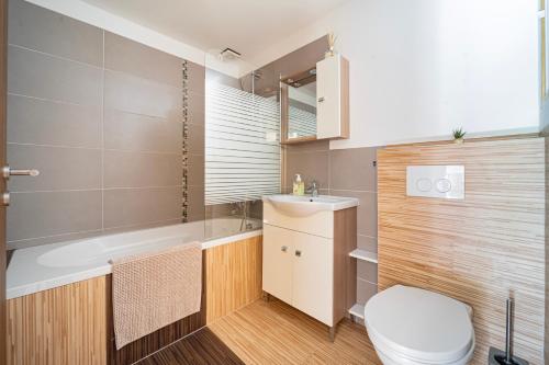 特勒克巴林特B48 Simplex - egyszinten, kényelmesen的带浴缸、卫生间和盥洗盆的浴室