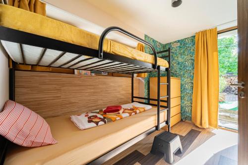 特勒克巴林特B48 Simplex - egyszinten, kényelmesen的带两张双层床的客房中的一张双层床