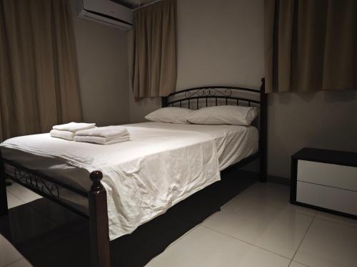 南迪Pacific FairPrice Share Room的一间卧室配有一张床,上面有两条毛巾
