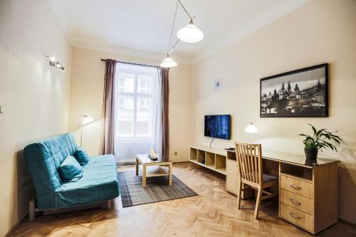 布拉格14号圣约之家公寓的客厅配有书桌和蓝色沙发。