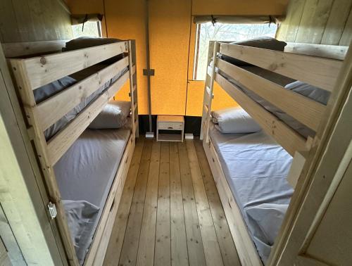 奥利奥Gran Camping Zarautz的小客房内的两张双层床