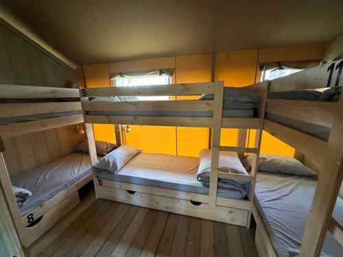 奥利奥Gran Camping Zarautz的一间小房间,内设三张双层床