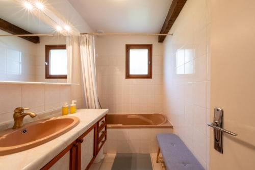 GardefortAu Bois Moineau- Vue sur Vallée- calme- Services proconciergerie的一间带水槽和浴缸的浴室