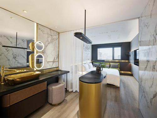 上海张江CitiGO欢阁酒店X的一间带水槽的浴室和一张位于客房内的床
