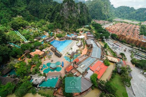 淡文JOMSTAY Sunway Onsen Suites Ipoh - Lost World of Tambun Ipoh Waterpark的享有度假村游泳池的空中景致