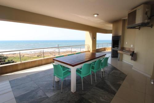 乌旺戈海滩Saints View Resort Unit 14的一间带桌椅的海景用餐室