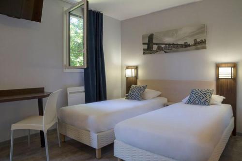 卡尔克富The Originals City, Hotel Novella Confort, Nantes Est的客房设有两张床、一张桌子和一个窗户。