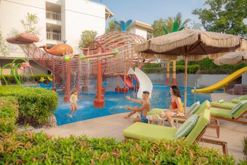波普托Holiday Inn Resort Samui Bophut Beach, an IHG Hotel的一群人在度假村的游泳池里