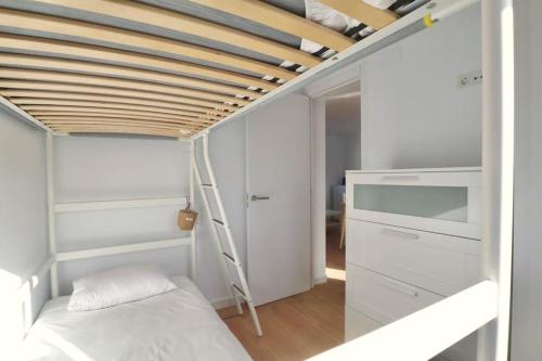 桑坦德Notel Club - Vistalmar apartamento en Cueto的一间带双层床和梯子的小卧室