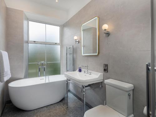 利默里克橡树城堡之家酒店的带浴缸、盥洗盆和卫生间的浴室