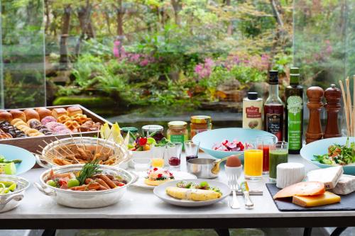 大阪大阪威斯汀酒店的盛满食物和饮料的桌子