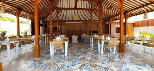 塞米亚克玛哈巴厘岛塔曼阿美萨别墅的一间在房间内配有桌椅的餐厅