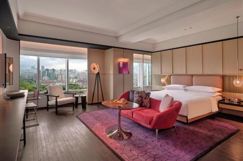 上海上海中山公园凯悦尚萃酒店的酒店客房设有床和客厅。