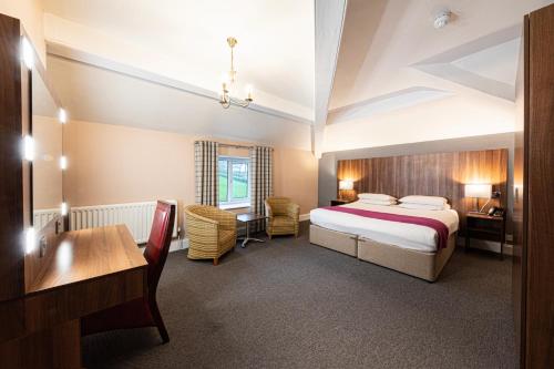 哈肯Springfield Hotel & Health Club的配有一张床和一张书桌的酒店客房