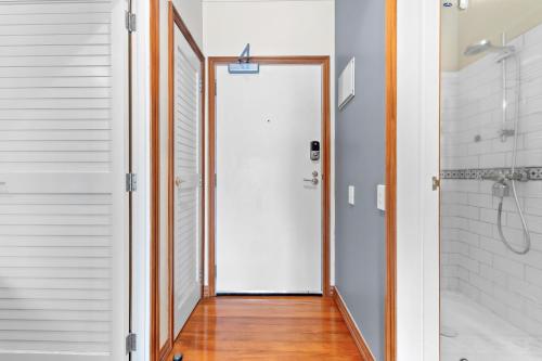 奥克兰Metro Retreat - Auckland Central Apartment的带淋浴的浴室和白色门