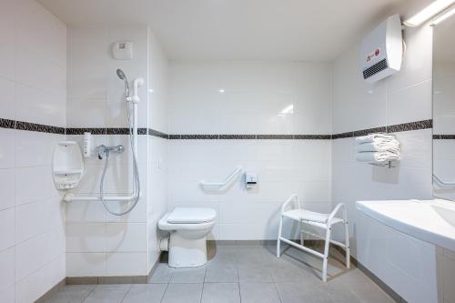 圣安德烈莱韦尔热特鲁瓦艾斯酒店的白色的浴室设有卫生间和水槽。