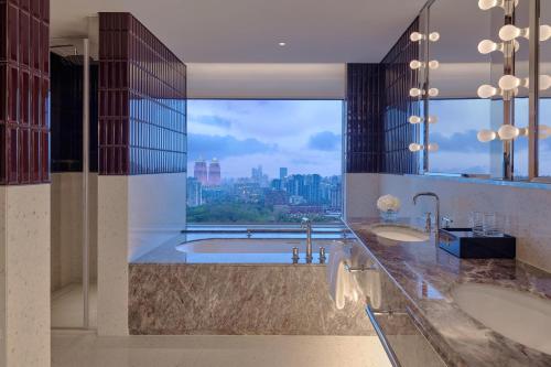 上海上海中山公园凯悦尚萃酒店的一间带两个盥洗盆的浴室和一个大窗户