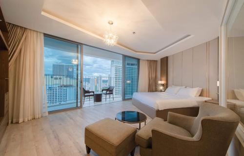 芽庄Panorama Superview Nha Trang Apartment的酒店客房设有一张床和一个阳台。