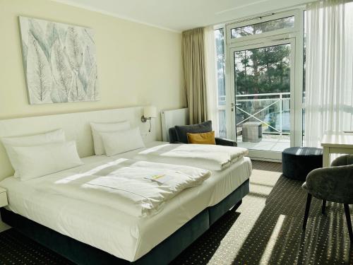 奥茨塞巴德·迪尔哈根费斯和兰德斯特瑞德酒店的一间卧室设有一张大床和一个大窗户