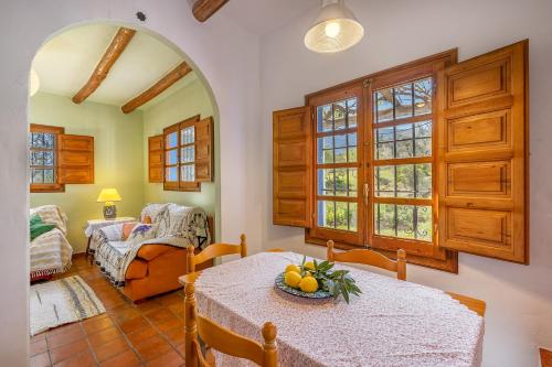 格拉纳达Casita de la Huerta的客厅配有桌子和沙发