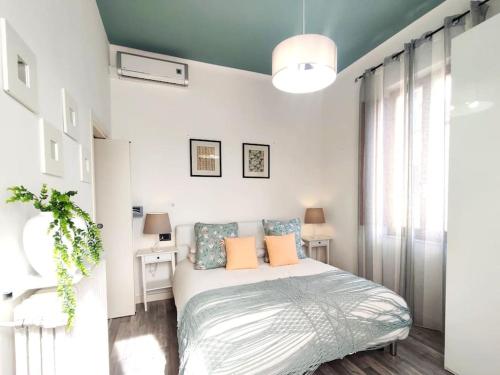 圣贝内代托-德尔特龙托Delizioso Bilocale Balilla Centralissimo Int 4的白色的卧室设有床和窗户
