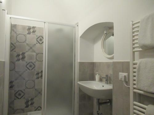 塔兰托Villa Marta的带淋浴和盥洗盆的浴室