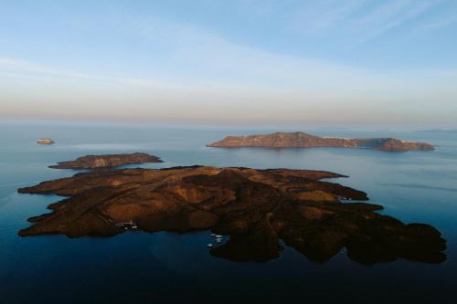 梅加洛克里Nelya Suites的日落时分水面上的岛屿