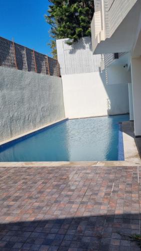 杰迪代Oceana Mazagan Suites Hotel的房屋前的游泳池