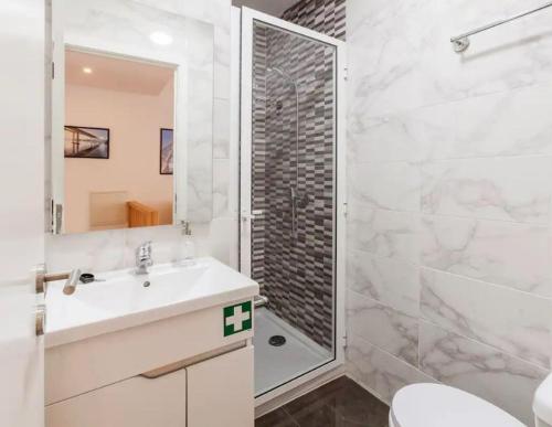 加亚新城Porto Bridges By Living Well的带淋浴、盥洗盆和卫生间的浴室