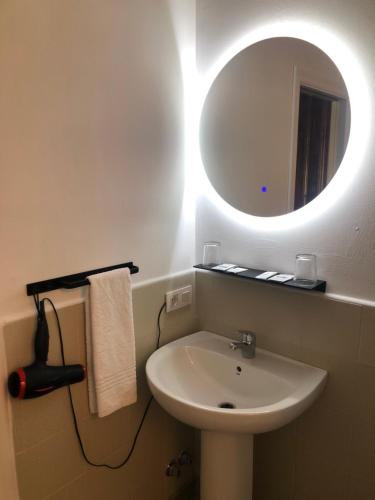 特里亚卡斯特拉Pension Casa Simon的一间带水槽和镜子的浴室