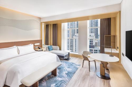 武汉武汉汉阳威斯汀酒店的酒店客房配有一张床铺和一张桌子。
