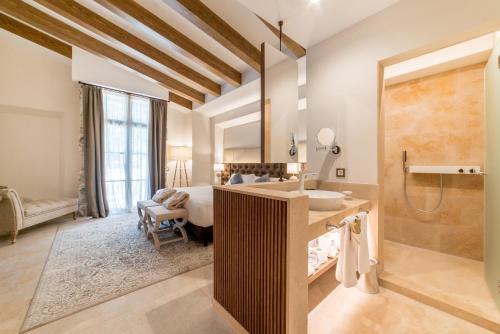 卡普德佩拉Hotel Creu de Tau Art&Spa-Adults only的客房内的浴室设有床和水槽