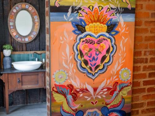 RoodeplaatBella Bohemia Spa, Venue and Guest Farm的浴室的门上有一幅狮子画