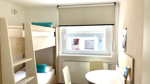 黑尔戈兰岛豪恩菲尔斯公寓的小房间设有双层床和窗户