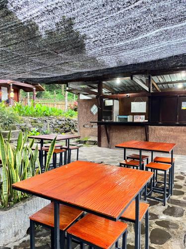 塞姆博伦拉旺塞姆巴伦吉塔山林小屋的餐厅里一组桌子和长椅