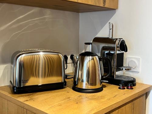 科利尤尔Canta la Mar - Vue exceptionnelle的一个带两个烤面包机的柜台和咖啡壶