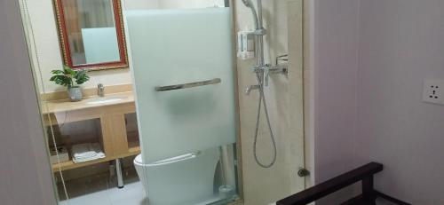 科隆Sky Seaview Coron的带淋浴和盥洗盆的浴室