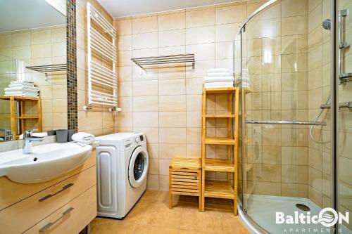 科沃布热格Apartamenty BalticON Polanki的一间带水槽和洗衣机的浴室