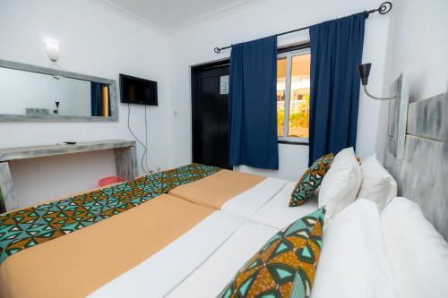 Sere KundaSarges Hotel的一间卧室设有一张床和一个窗口
