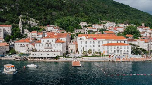 帕里斯特Heritage Grand Perast By Rixos的享有水面小镇和建筑的景色