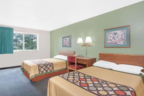 昆斯伯里格伦斯福尔斯速8酒店的酒店客房配有两张床和一张书桌