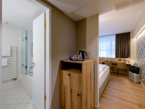 慕尼黑慕尼黑老城美居酒店的一间酒店客房 - 带一张床和一间浴室