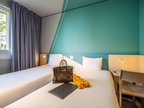 柏林柏林选帝侯大街宜必思快捷酒店的酒店客房,配有一张带钱包的床