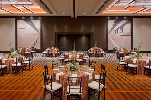 旧金山旧金山联合广场凯悦酒店的宴会厅配有桌椅和屏幕