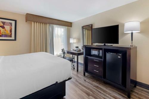 Kimball金博尔贝斯特韦斯特酒店的配有一张床和一台平面电视的酒店客房