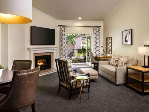 索诺玛Fairmont Sonoma Mission Inn & Spa的带沙发和壁炉的客厅