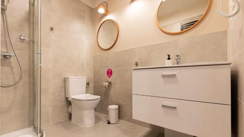 扎科帕内VacationClub - Apartamenty Zakopiańskie Apartament 112的一间带卫生间、淋浴和镜子的浴室
