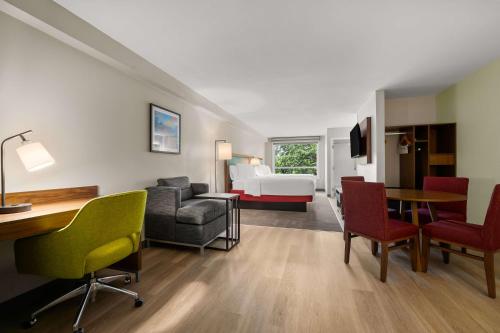 韦斯顿Hampton Inn Weston Fort Lauderdale的酒店客房,配有一张床、一张桌子和椅子